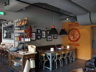 Nachträglich beschichtete Ovalrohre in der Gastronomie L'Osteria Nachträglich beschichtete Ovalrohre in der Gastronomie