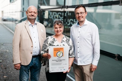 3 Mitarbeier draußen vor dem Museum mit dem Zertifikat Familienfreundliches Unternehmen