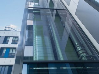 Klinikum Braunschweig Ovale Wickelfalzrohre im Glasaufzug