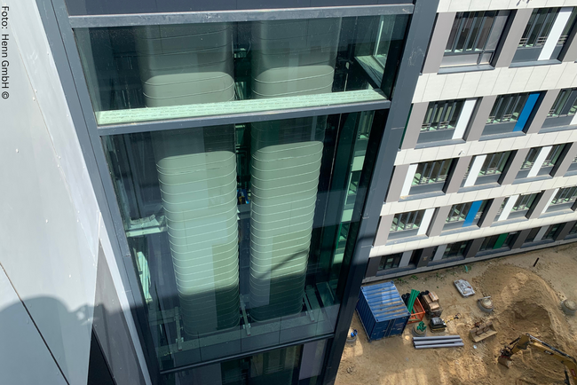Ovale Wickelfalzrohre im Glasaufzug des Städtischen Klinikums Braunschweig Moderne ovale Wickelfalzrohre im Glasaufzug des Städtischen Klinikums Braunschweig – effiziente Lüftungstechnik mit ästhetischem Design in architektonischer Glasfassade. Bild von oben die Fassade hinunter. Unten ist noch eine Baustelle.