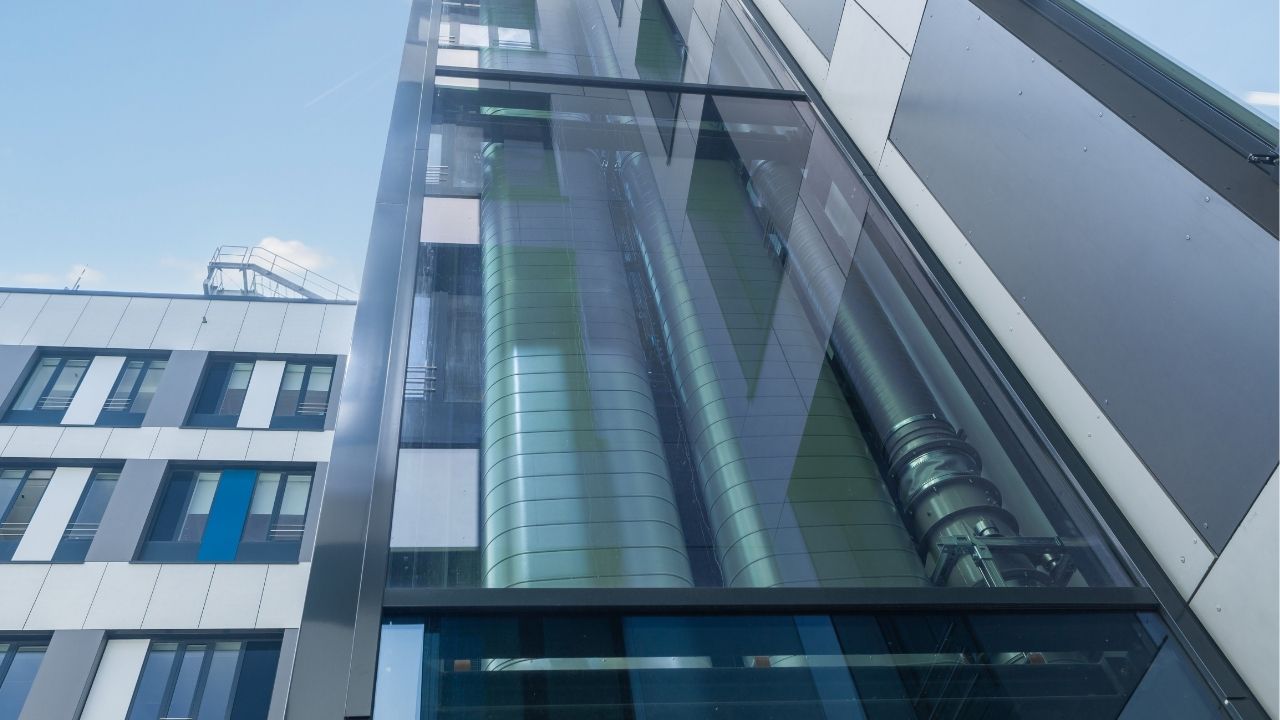 Ovale Wickelfalzrohre im Glasaufzug